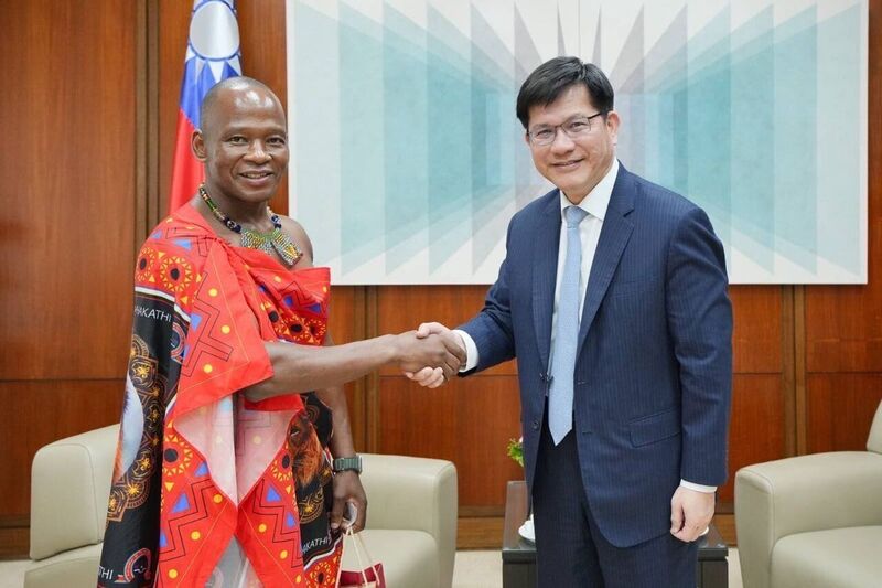 外交部長林佳龍（右）24日接見史瓦帝尼王國檢察總長卡馬洛（左），就雙邊合作交換意見。（外交部提供/中央社 )