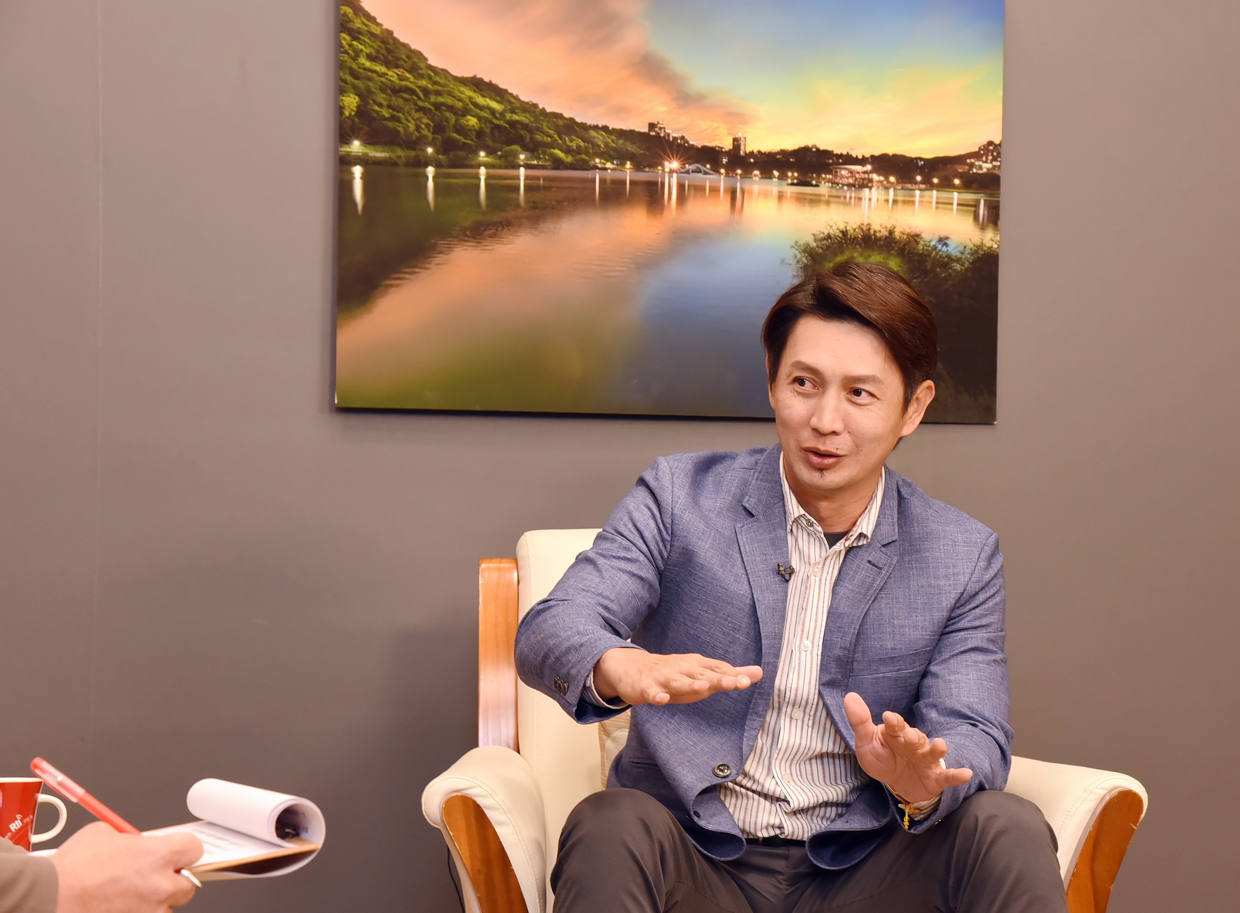 高志綱接受央廣節目專訪，分享捕手視角的棒球世界。(江麗華 攝)