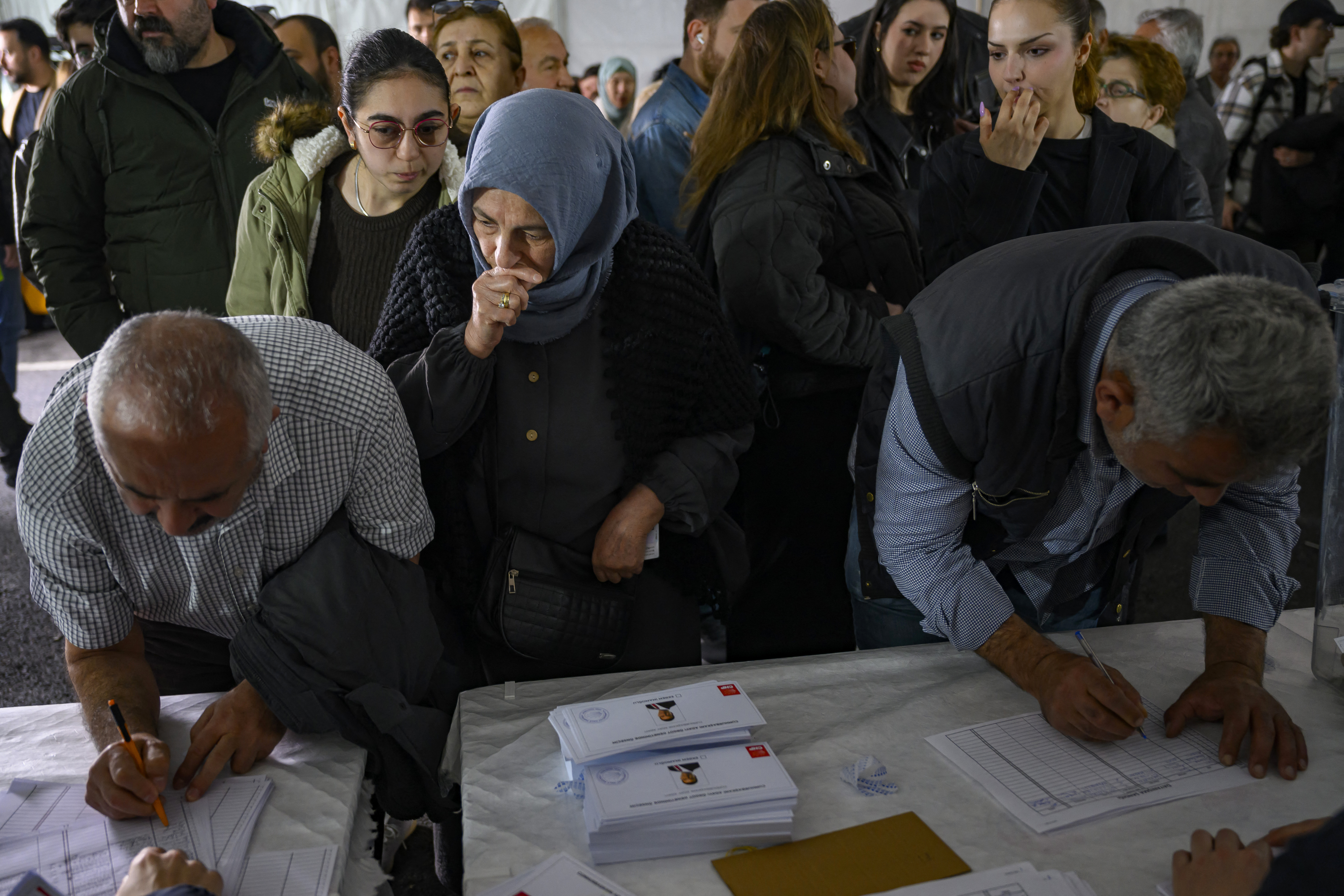 民眾在伊斯坦堡的一個投票站，登記參加由土耳其主要反對黨「共和人民黨」主辦的象徵性總統初選投票。(AFP)