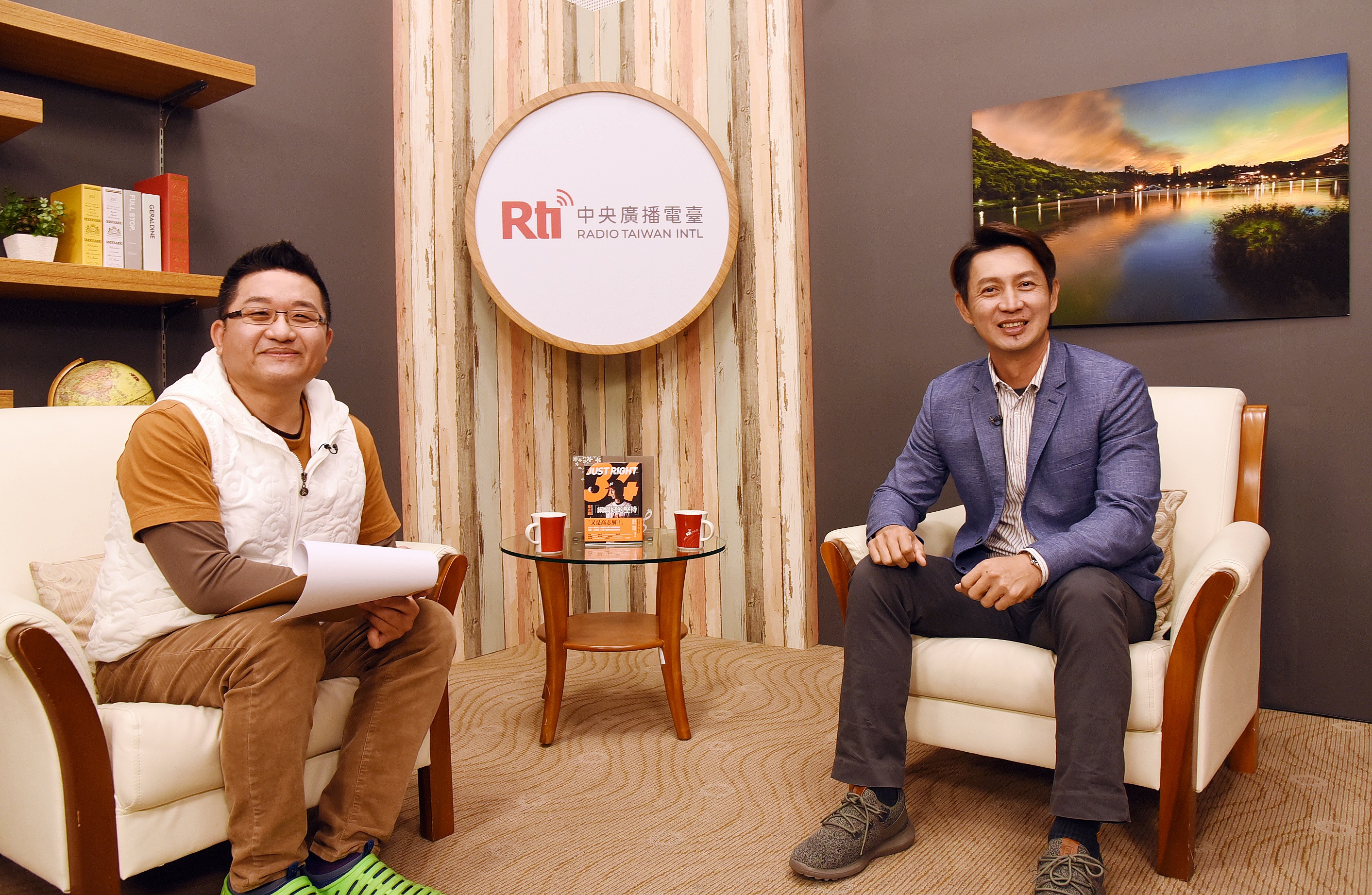 中職統一獅隊首席教練、也是世界12強棒球賽國家隊教練團成員的高志綱(右)，近日接受央廣節目主持人夏治平(左)專訪分享在國家隊重要戰役前夕的重壓心情。(江麗華 攝)