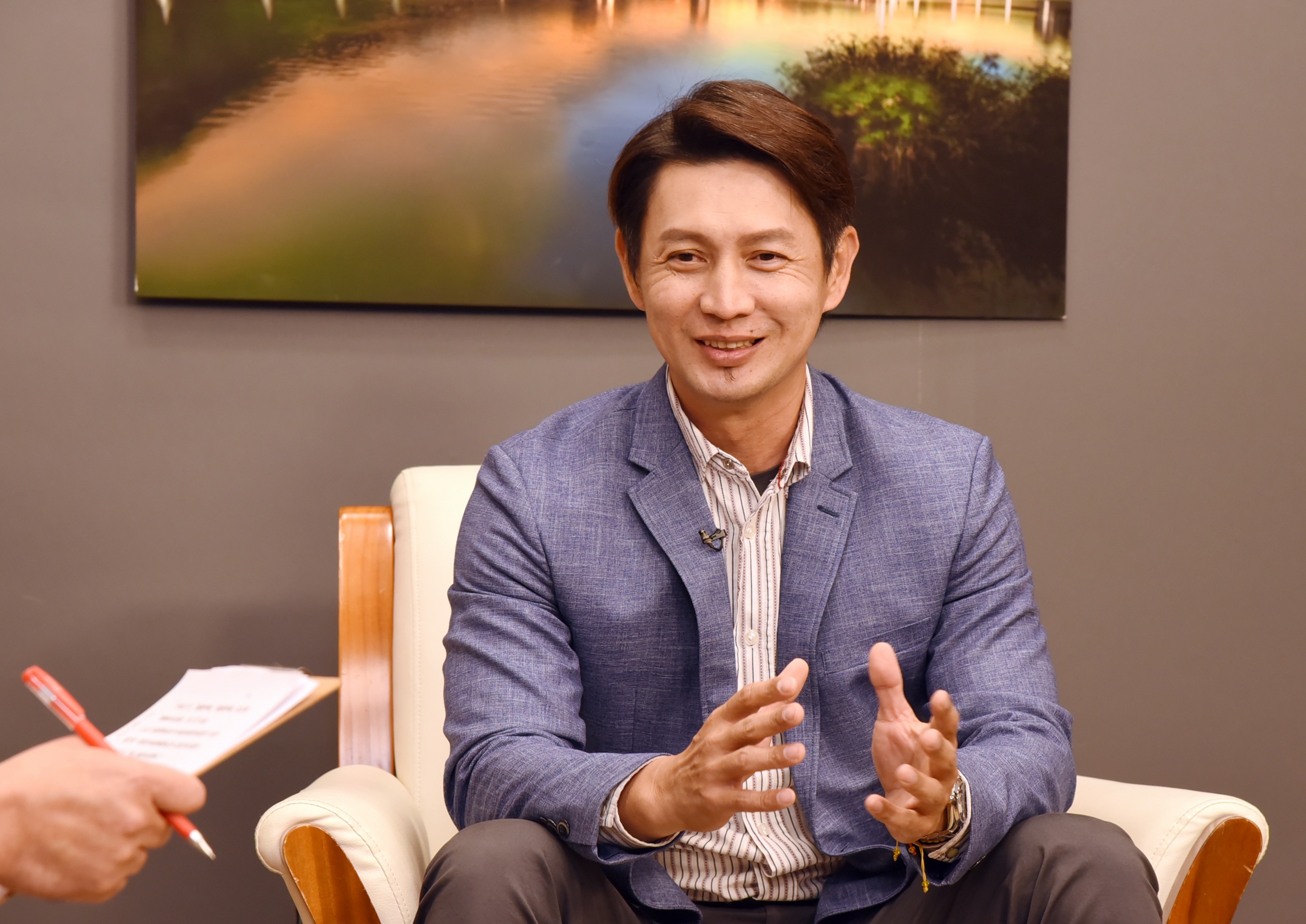 中華職棒統一7-11獅隊教練高志綱蒞臨央廣受訪。(江麗華攝)