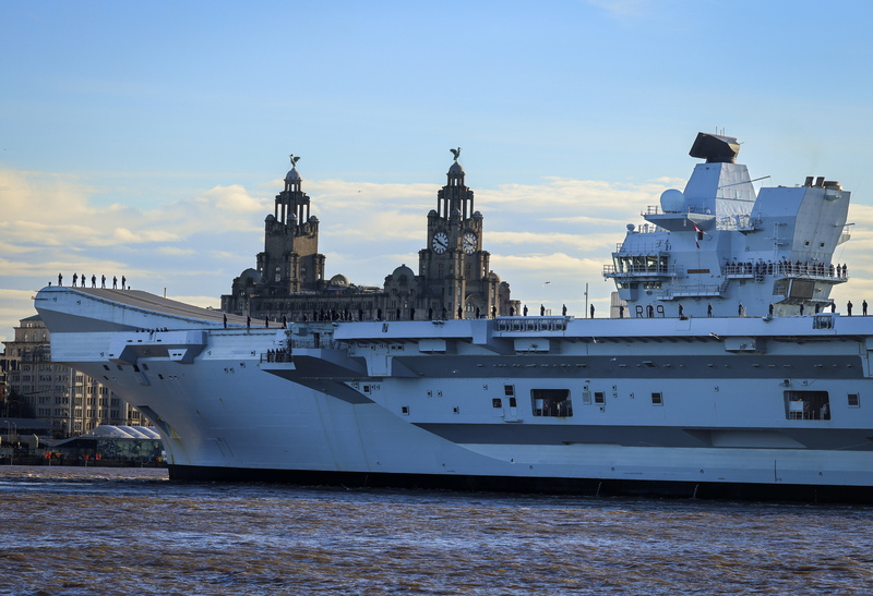 英國官員24日表示，英國航艦打擊群今年稍晚將再次部署印太。圖為今年領軍打擊群的威爾斯親王號航艦去年12月停靠利物浦。（英國國防部提供） (圖：中央社)
