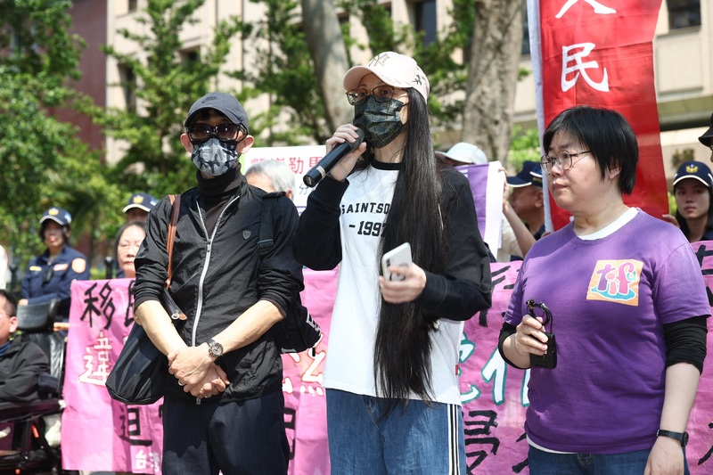 網紅「亞亞在台灣」劉姓中配涉武統言論遭令離境。台灣國際家庭互助協會25日上午陪同劉姓中配(前中)在內政部前舉行記者會。(圖：中央社)