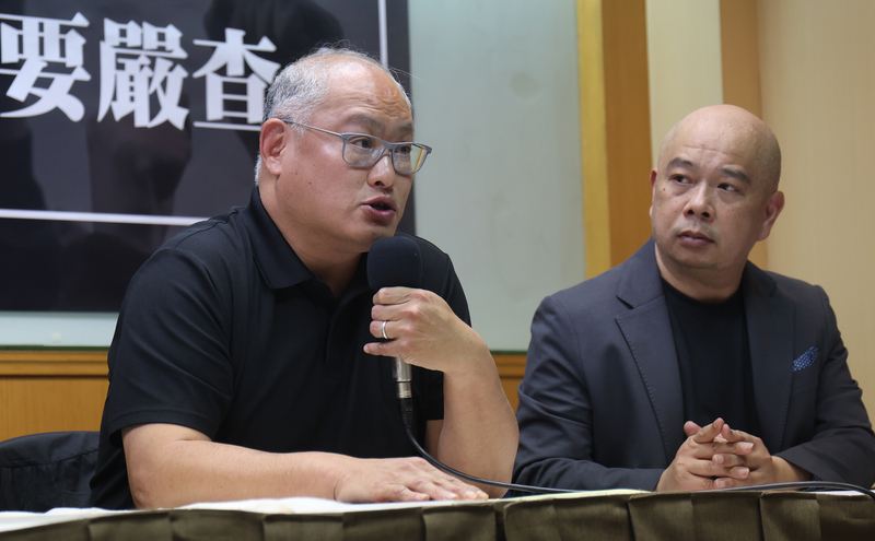 黑熊學院、反共護台志工聯盟25日在台北舉行記者會，呼籲將中配入籍年限由6年改8年。台灣人權工作者李明哲(左)表示，希望政府能嚴格處理鼓吹戰爭、仇恨，尤其武統台灣的言論。 (圖：中央社)