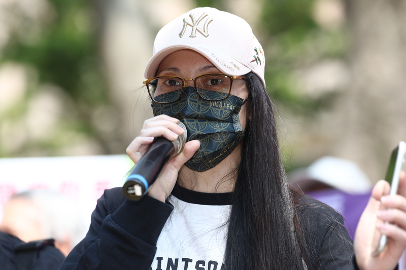 涉武統言論遭移民署處分限期離境的中配劉振亞，傳出將至松山機場搭晚上班機離境，並在台灣國際家庭互助協會陪同下開記者會說明。(圖：中央社)