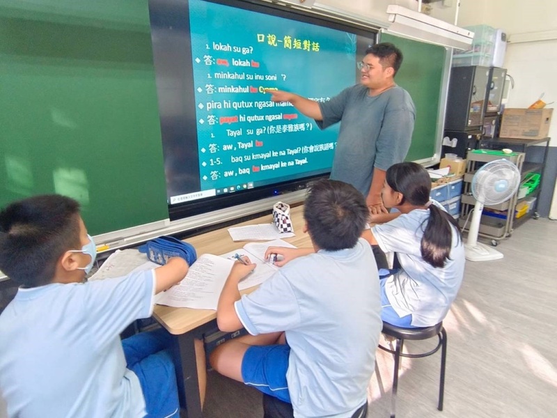 桃園市族語教師陳振威（右）長年投入泰雅族語課程，透過書寫與對話提升族群認同，期許能將泰雅族語及文化世代傳承下去。(圖：中央社)