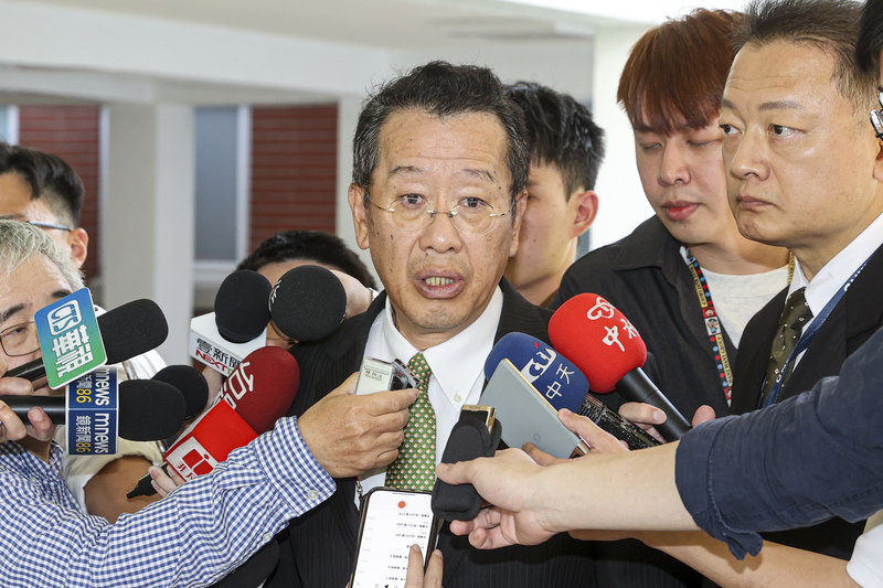 立法院會25日對行政院長卓榮泰提出的施政方針及施政報告繼續質詢，國防部長顧立雄（中）下午赴院會備詢，進入議場前接受媒體聯訪。中央社記者鄭清元攝  114年3月25日 (圖：中央社)