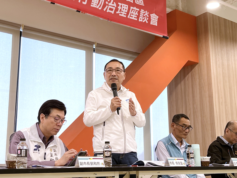 新北市長侯友宜(左2)。資料照。(圖：中央社)