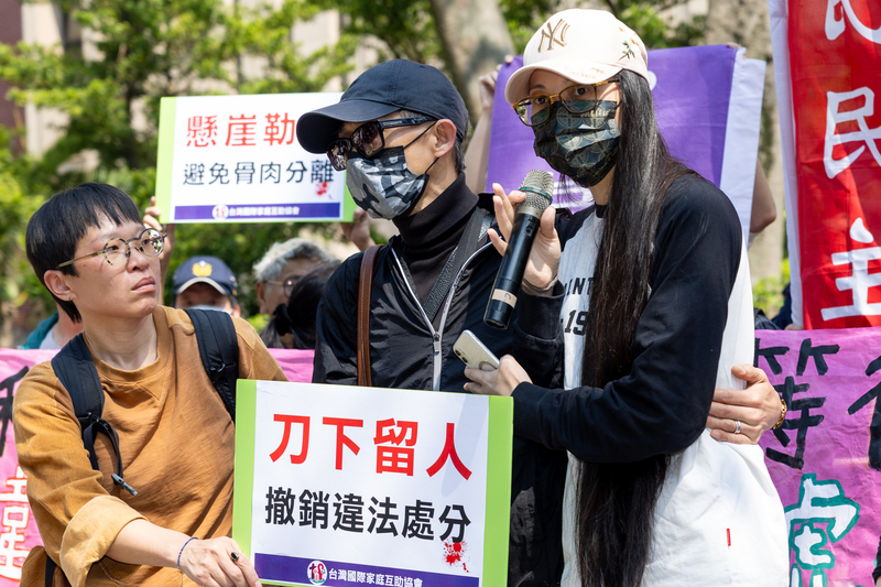 網紅「亞亞在台灣」中配劉振亞（右）涉武統言論遭處分限期離境，25日在民間團體聲援下，前往內政部舉行記者會，要求撤銷對她的行政處分。圖中為劉振亞丈夫。中央社記者王騰毅攝  114年3月25日 (圖：中央社)