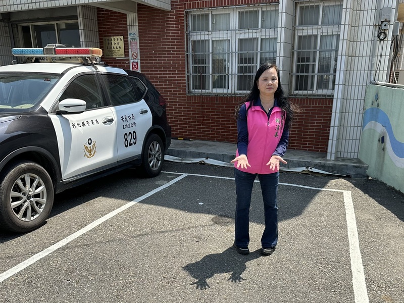 民進黨彰化縣議員賴清美日前駕車臨停派出所與員警發生爭執惹議，民進黨中央指影響形象，將由黨內評議機制處理；賴清美25日下午受訪時說，黨中央要調查，她會配合將事情說明清楚。(圖：中央社)