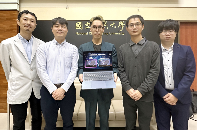 中興、清華大學共組研究團隊，第一作者興大物理學系國科會研究學者山崎翔太郎（中）、興大物理學系副教授橋本哲也（左2）、清大天文研究所教授後藤友嗣（左1）與清大天文所博士生凌志騰（右2），興大物理系楊宗磬博士生（右1）。發現多數的快速電波爆屬於重複型。(圖：中央社)