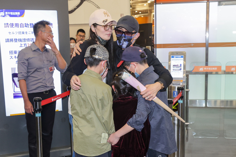 網紅「亞亞在台灣」陸配劉振亞（前左）遭令限期離境，25日晚間從松山機場搭機離台，劉振亞和丈夫與家人在登機口擁抱道別。 (圖：中央社)