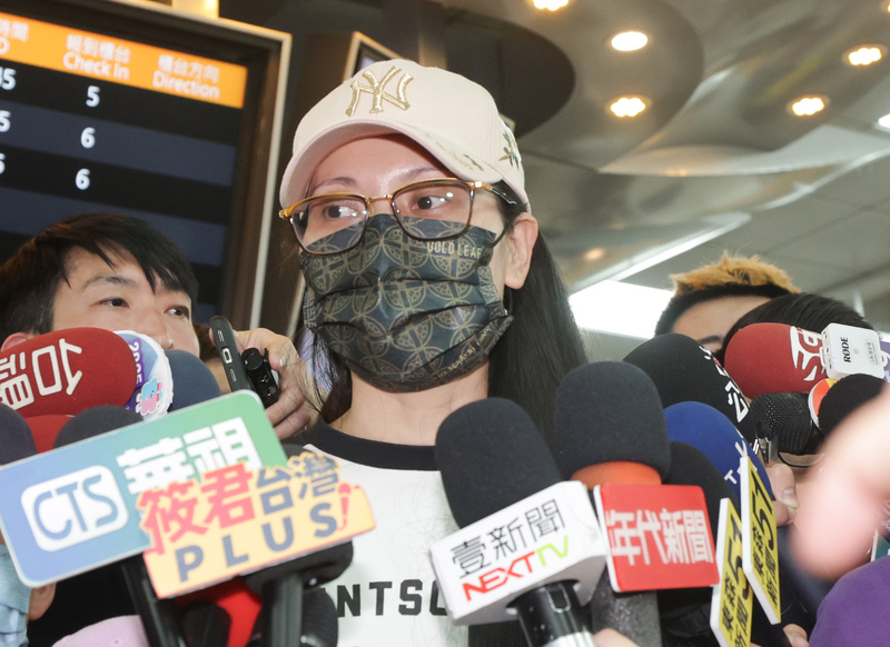 中國籍配劉振亞（前）涉武統言論遭處分限期離境，25日晚間從台北松山機場搭機離台，結果遭許多中國網友狠酸。 (圖：中央社資料照片)