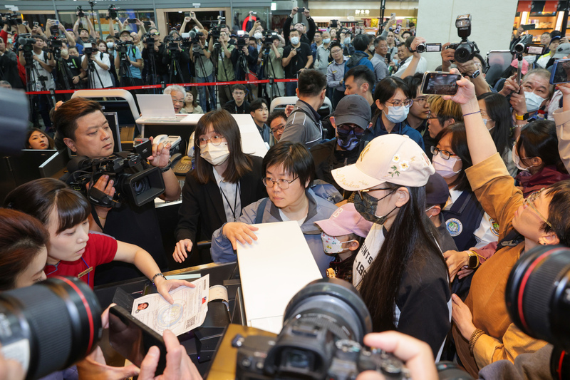 網紅「亞亞在台灣」陸配劉振亞（前右戴帽者）遭令限期離境，25日晚間現身松山機場準備搭機，引發媒體追逐包圍，加上抗議及聲援的群眾，場面混亂。中央社記者裴禛攝 114年3月25日 (圖：中央社)