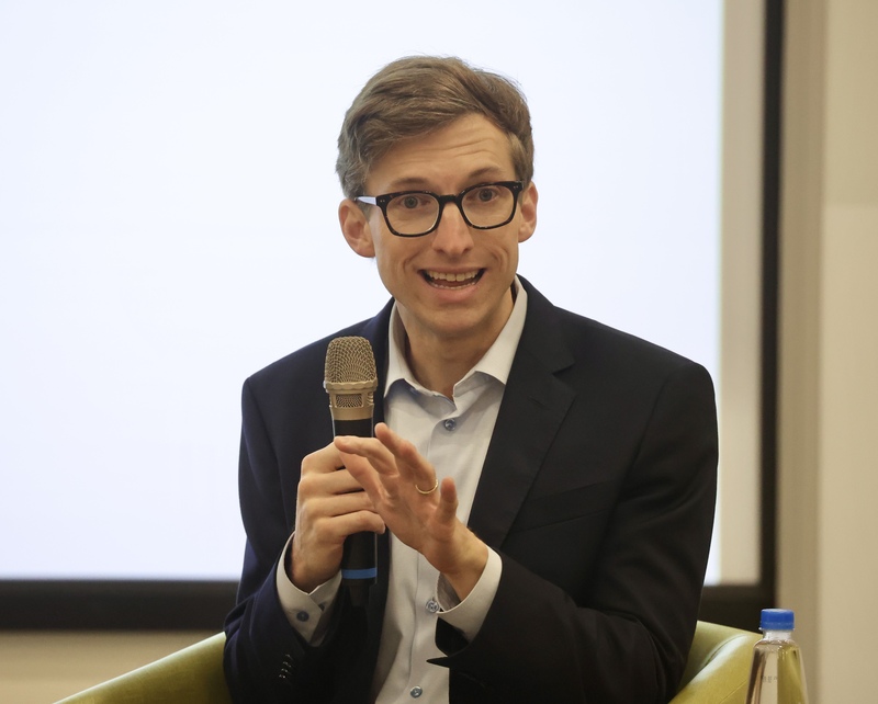 科技、民主與社會研究中心25日在台北舉行論壇，邀請「晶片戰爭」作者克里斯．米勒（Chris Miller）來台演講。(圖：中央社)