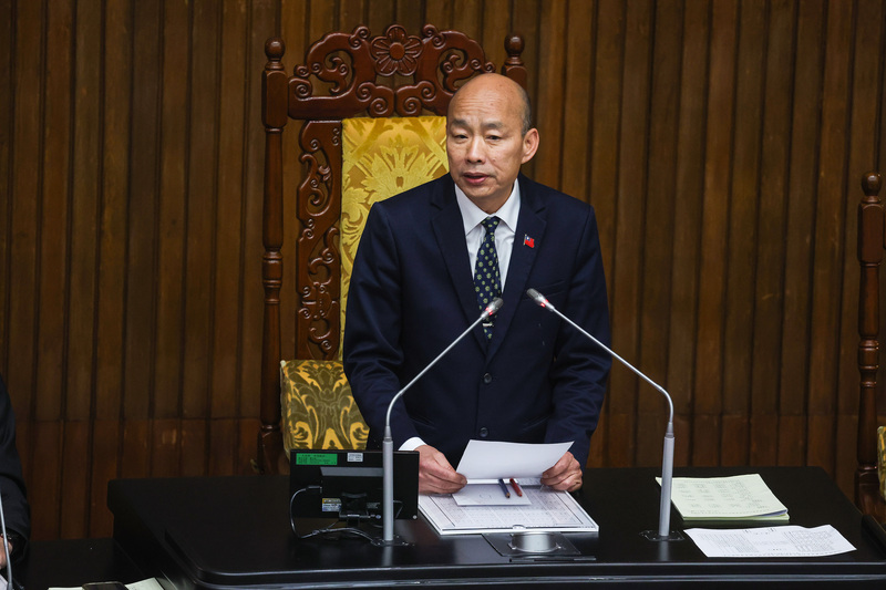 立法院長韓國瑜25日在處理完討論事項後，晚間7時45分宣布進行施政質詢，並請議事人員通知行政院長及閣員列席備詢；但是30分鐘休息後，行政院長及閣員仍沒有回來，韓國瑜宣布散會。(圖：中央社)