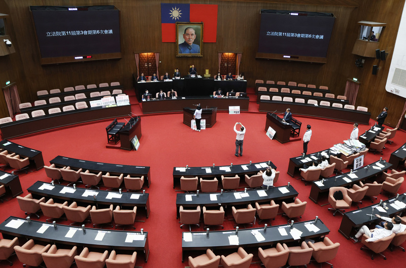 立法院長韓國瑜（中後）25日在討論事項處理完畢後，晚間7時45分宣布進行施政質詢，並請議事人員通知行政院長及閣員列席備詢；30分鐘休息後行政院長及閣員仍未到議場，韓國瑜隨後宣布散會。 (圖：中央社)