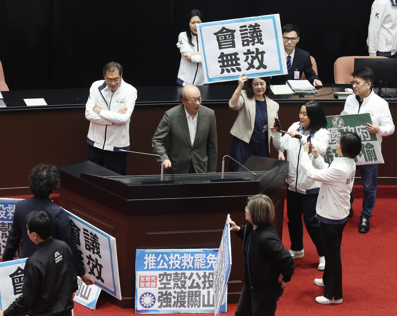 國民黨立委25日晚間等民進黨立委離開主席台後，趁勢站上主席台請立法院長韓國瑜繼續開會，在人數優勢下，經表決將反廢死、反戒嚴公投案逕付二讀。圖為民進黨立法院黨團總召柯建銘（中）手持拐杖激動抗議。 (圖：中央社)