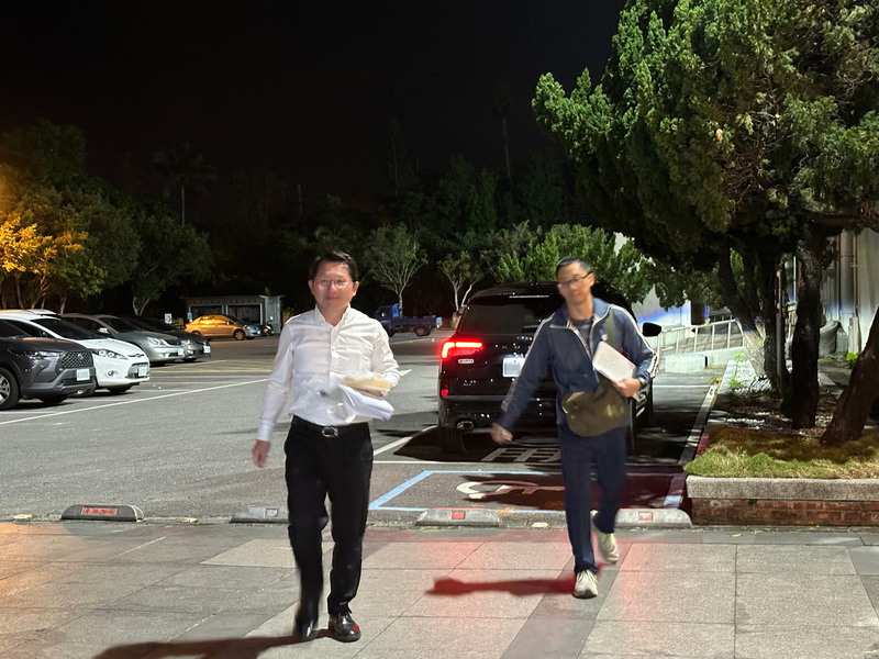 花蓮罷免案爆違法查對個資，檢調25日進行搜索，帶回12名嫌疑人及證人，民政處長明良臻（左）晚間移送花蓮地檢署複訊。 (圖：中央社)