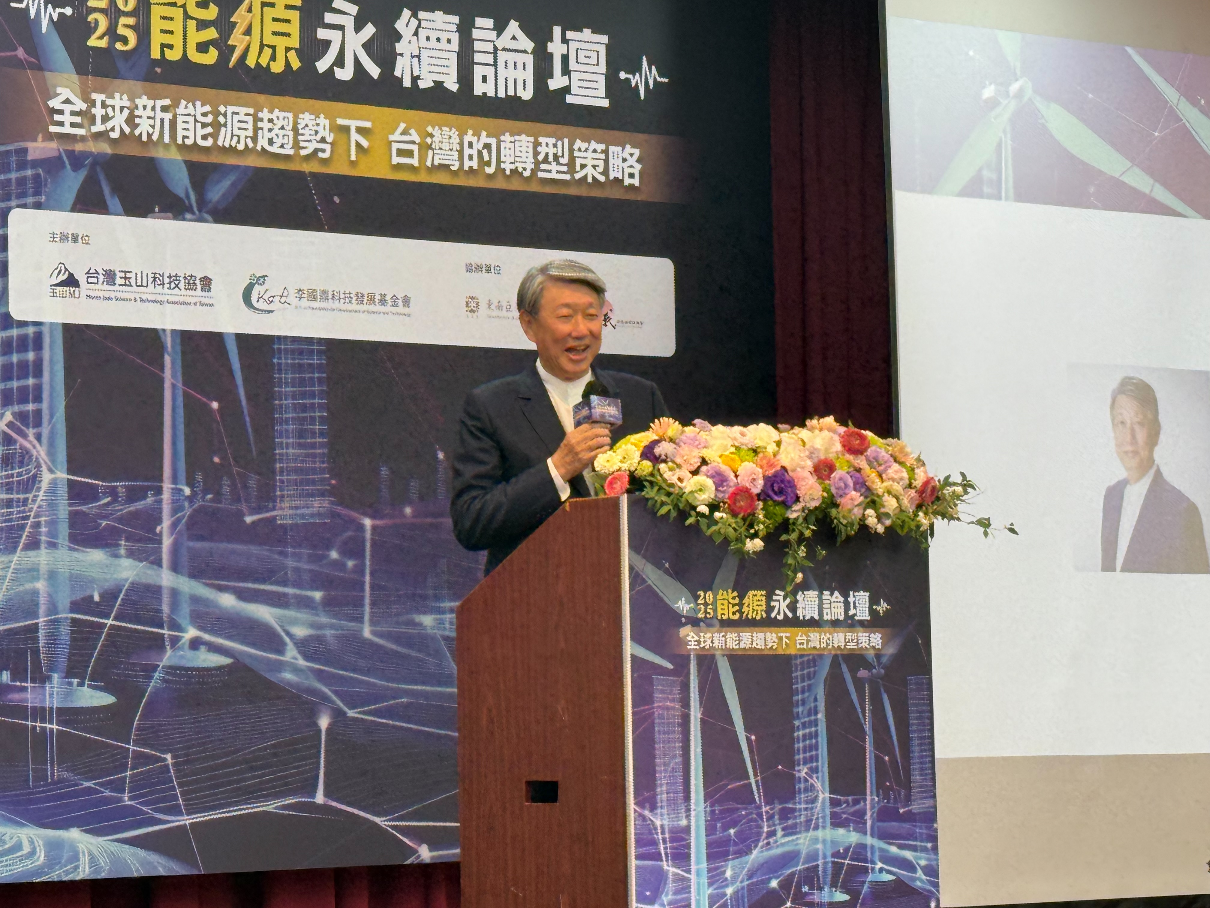 經濟部長郭智輝表示，台電因電價凍漲造成虧損，當然希望獲得較好的補償。(謝佳興 攝)