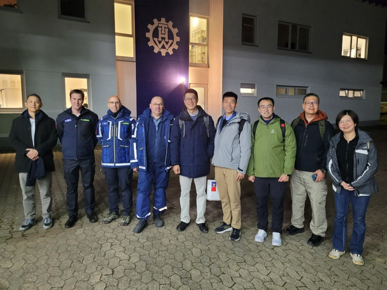 消防署與德國聯邦技術救援署(THW)Ahrweiler地方分隊合影。(取自消防署臉書)