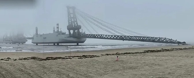 中國網路上近來流傳一張類似「移動港口」兩棲登陸艦的照片。(網路照片)