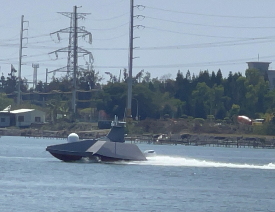 台船無人水面載具（USV）「奮進魔鬼魚」。(鄭佑漢攝)