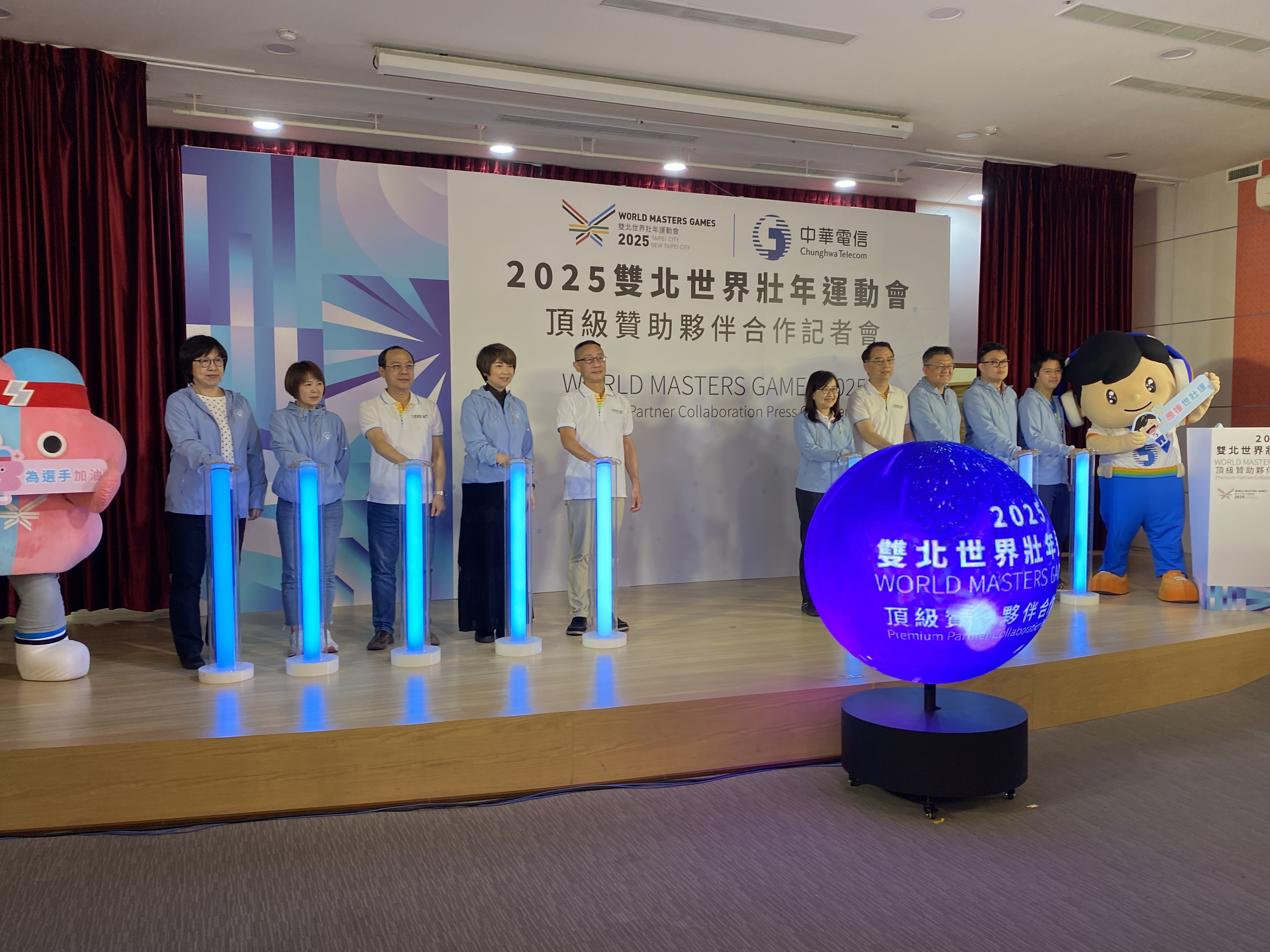 「2025雙北世壯運」執委會主委、台北市副市長林奕華(中右)，以及執委會副主委、新北市副秘書長龔雅雯(左4)25日攜手中華電信企業客户分公司總經理張本元(中右)，啟動世壯運頂級贊助夥伴合作儀式。(吳琍君攝)