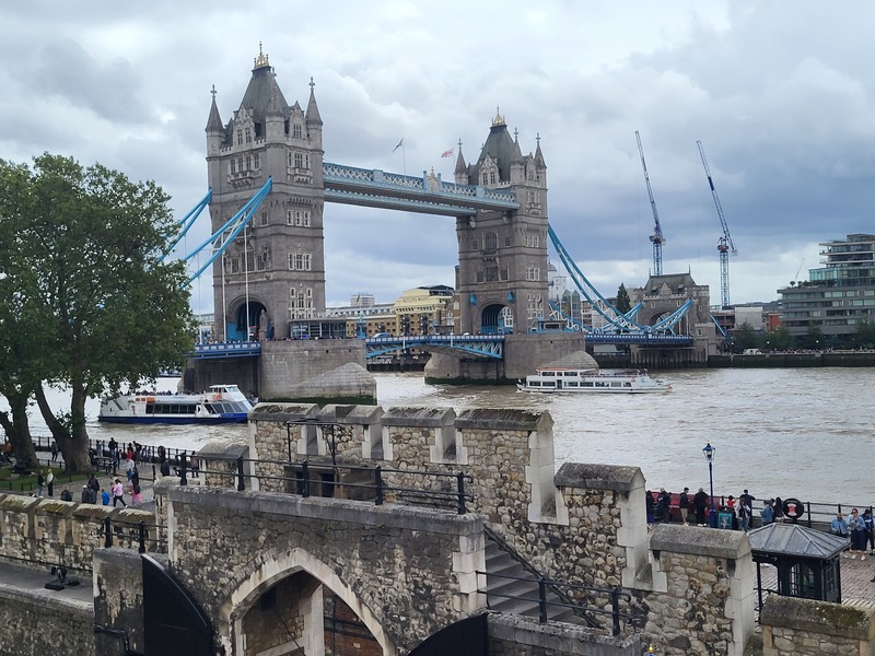 台灣等48個國家地區今年1月才剛納入英國電子旅遊憑證（ETA）實施範圍，英國內政部近日低調公布，ETA申辦費用自4月9日起由10英鎊調漲至16英鎊，漲幅達6成。圖為英國著名歷史地標倫敦塔橋。 (圖：中央社)