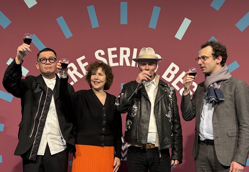 歐洲最大劇集展Series Mania25日於法國里爾登場，文策院董事長蔡嘉駿（左1）與Series Mania總監赫茲伯格（左2）、Federation創辦人布瑞頓（右2）、法國國家電影與動畫中心歐洲及國際事務事務總監凱斯勒（右1）共同舉杯。 (圖：中央社)