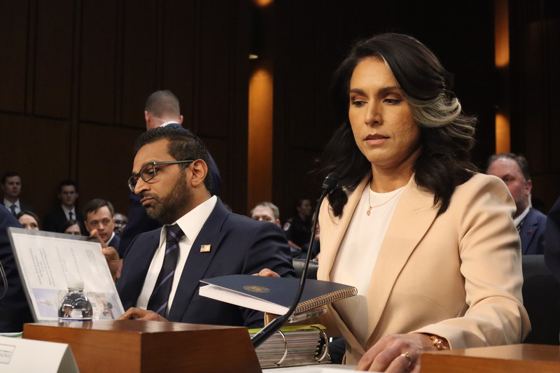 美國國家情報總監加巴德（右）25日出席參議院聽證會，公布「2025年美國情報社群年度威脅評估」報告。 (圖：中央社)