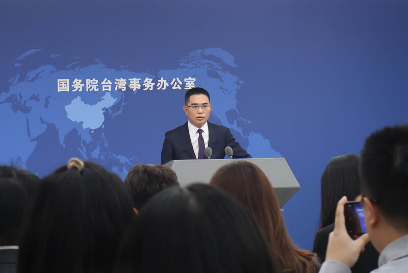 中國國台辦官網26日上線「『台獨』打手、幫凶迫害台灣同胞惡劣行徑舉報專欄」，國台辦發言人陳斌華26日說，設立專欄是為了追責部分台獨分子、側翼網紅充當打手，破壞兩岸和平發展，將依法追責證據確鑿的人士。 (圖：中央社)