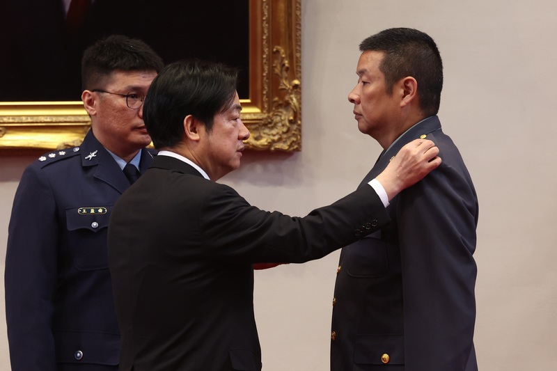 總統賴清德（中）26日上午主持「中華民國114年4月份將官晉任授階典禮」，賴總統授階恭喜陸軍航特部602旅旅長湯成（右）晉任少將。中央社記者王騰毅攝  114年3月26日 (圖：中央社)
