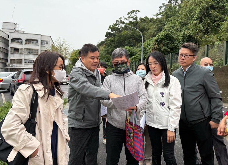 民進黨立委陳瑩(前右2)、莊瑞雄(前左2)協助台東馬偕醫院重建宿舍，18日邀集相關人員會勘。繼國產署同意撥土地後，台東縣政府25日也同意提供土地，讓改建面積增加更完整。(陳瑩服務處提供)(圖：中央社)