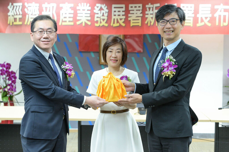 經濟部產發署長邱求慧(右)26日正式上任，並提出「四大支柱」為未來施政主軸，包括落實總統賴清德的五大信賴產業政策、健康台灣等政策。(經濟部提供)(圖：中央社)