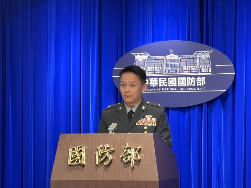 國防部26日舉行例行記者會，國防部政戰局文宣心戰處處長樓偉傑報告，並回答媒體提問。(圖：中央社)