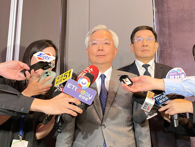 警政署長張榮興（中）26日說，只要膽敢宣布竹聯幫主是誰，警方將立即逮捕。(圖：中央社)