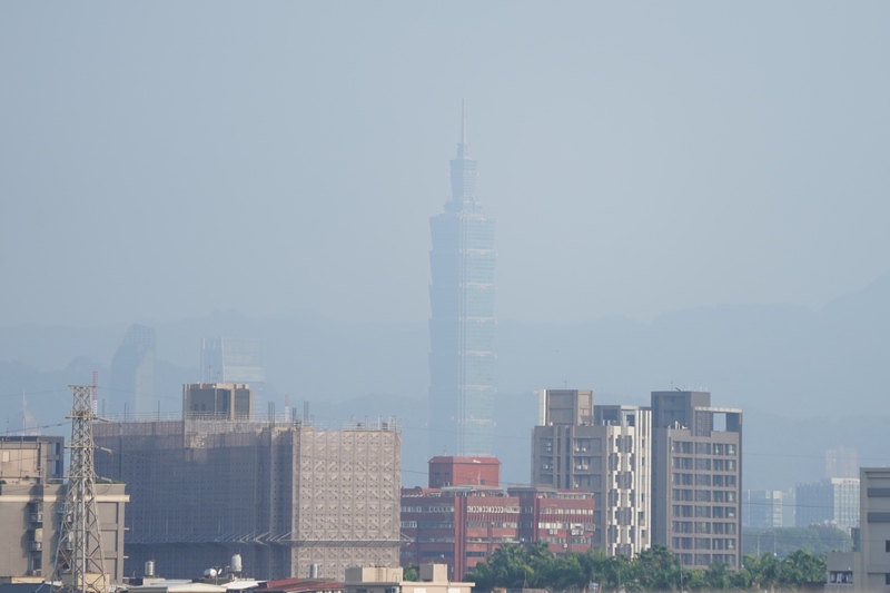 環境部表示，26日環境風場為偏南風至西南風，北部位於下風處，污染物稍易累積，午後臭氧濃度上升，北部空品區為紅色警示等級。圖為自台北市洲美橋眺望，台北101大樓能見度不高。(圖：中央社)