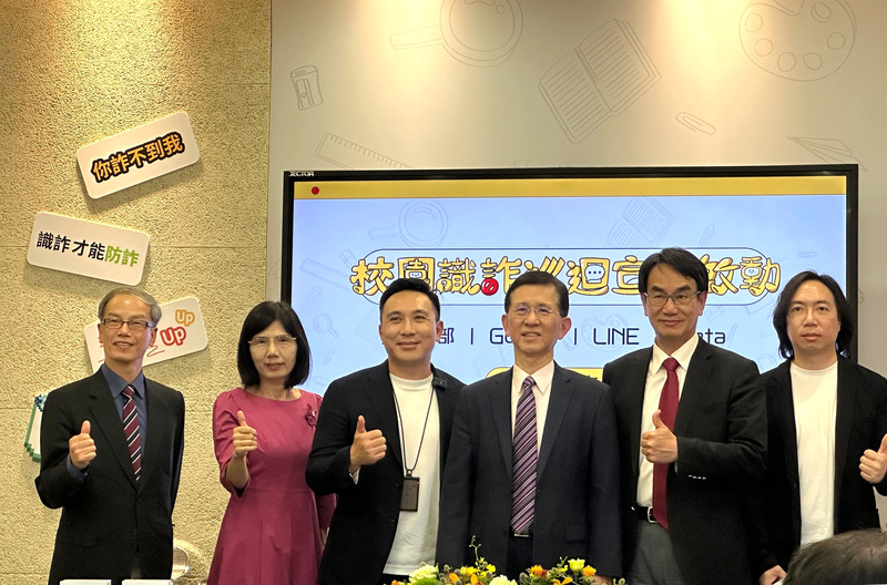 數發部26日攜手網路廣告平台與YouTube創作者，於26日下午舉行「校園識詐巡迴宣導啟動」記者會，數發部長黃彥男(右3)、政務次長林宜敬(右2)與數位產業署署長林俊秀(左1)與會，並與YouTube創作者們合影。(圖：中央社)