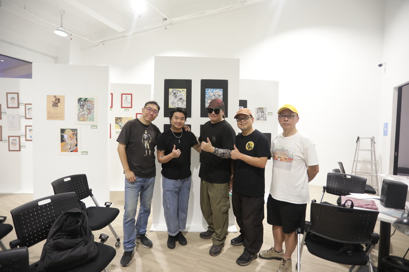 台灣漫畫家「玩味」國際巡迴展26日在吉隆坡登場，受到馬來西亞關注。圖為賴有賢（左2）等5位參展台灣漫畫家合影。(圖：中央社)