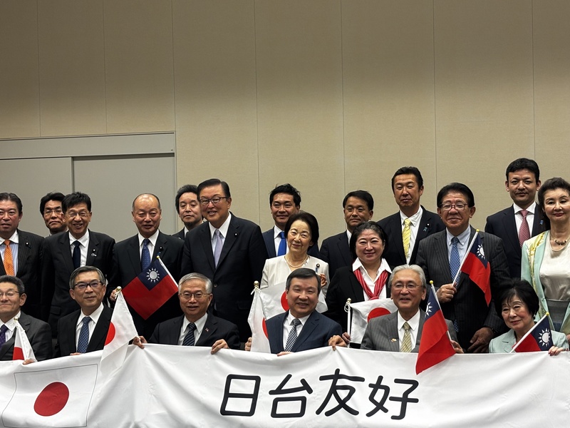 日華議員懇談會26日舉行年度總會，駐日代表李逸洋（中）與日華懇會長古屋圭司（右2）、顧問山東昭子（右1）、駐日副代表蔡明耀（左3）、駐日副代表周學佑（左2）會後合影。 (圖：中央社)