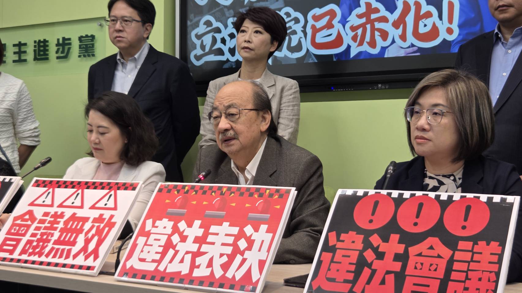 「反廢死、反戒嚴」公投案逕付二讀，民進黨團今天(26日)召開記者會，質疑昨天會議是違法會議、表決無效。(劉玉秋攝)