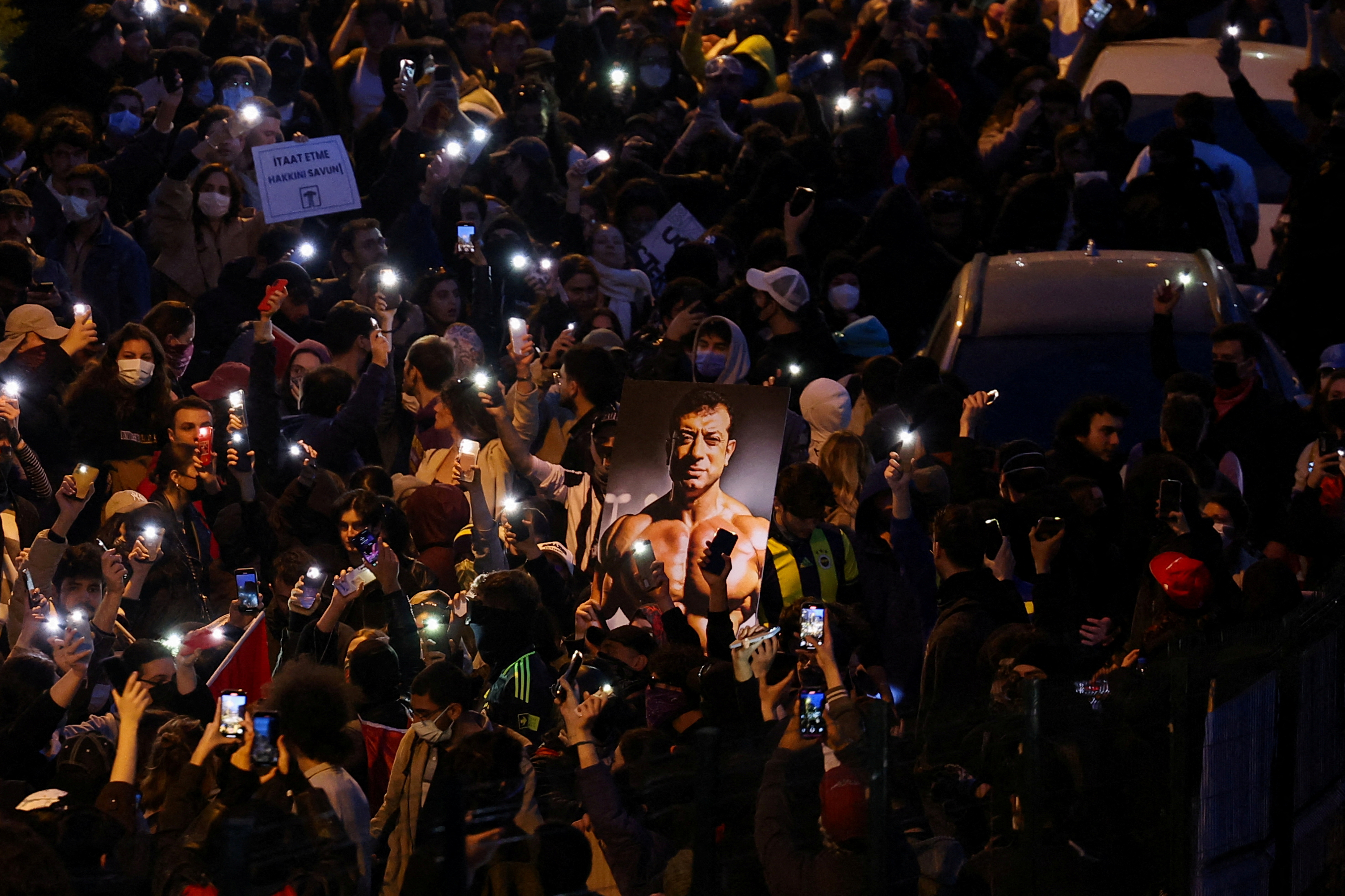 在土耳其一場抗議活動中，民眾利用手機燈光，表達對伊瑪莫魯（Ekrem Imamoglu）被逮捕的反對。(路透社/達志影像)