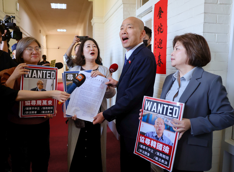 繼26日質疑違法會議、非法表決，要立法院長韓國瑜（右2）當面說明，民進黨立法院黨團27日行文韓國瑜要求召開朝野協商。(圖：中央社)