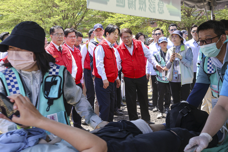 總統府全社會防衛韌性委員會27日在台南進行首次實地演練，總統賴清德（中左）前往視導，觀看急診檢傷區演練流程，與總統府秘書長潘孟安（中右）交換意見。中央社記者鄭清元攝　114年3月27日 (圖：中央社)