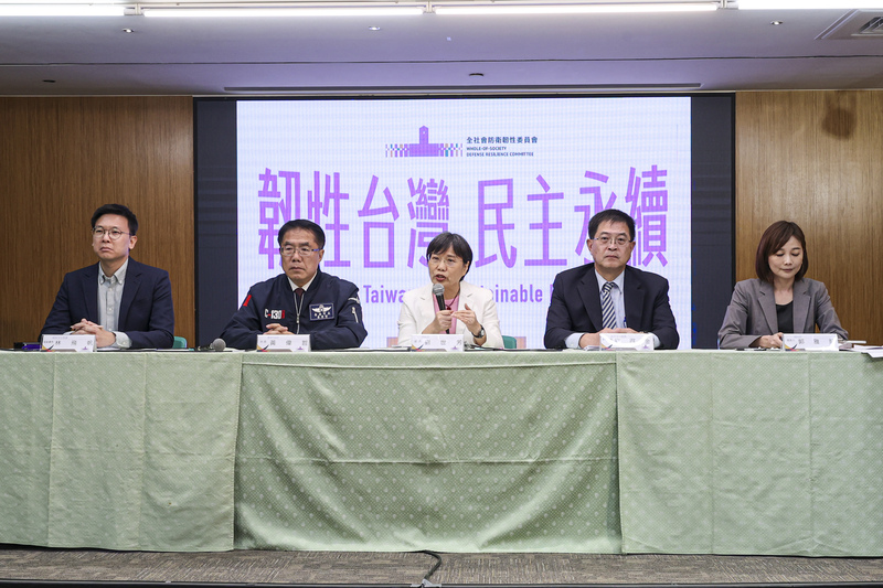 總統府全社會防衛韌性委員會27日在台南進行首次實地演練後，隨即召開全社會防衛韌性委員會第3次會議，國安會副秘書長林飛帆（左起）、台南市長黃偉哲、內政部長劉世芳、國安會副秘書長劉得金、總統府發言人郭雅慧出席會後記者會，回應媒體提問。(圖：中央社)