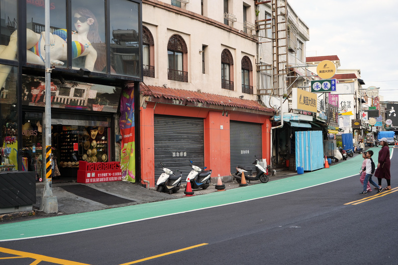 屏東獨立音樂品牌台灣祭4月3至5日登場，有非法民宿將同房型房價哄抬近9倍。恆春半島觀光、旅宿業者擔憂遭非法經營者牽連污名化。圖為墾丁大街一景。(圖：中央社)