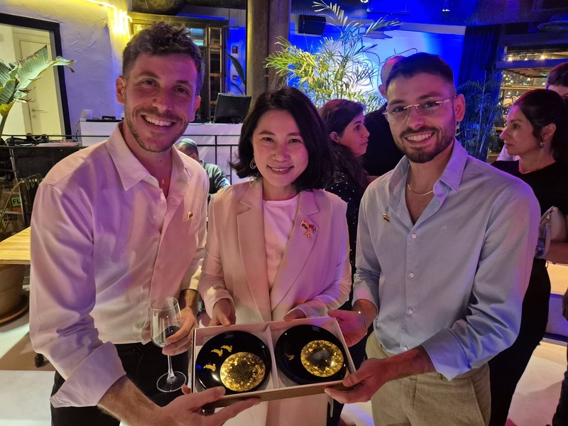 駐以色列代表李雅萍（中）26日與以色列LGBTQ平權協會共同舉辦台以性別平權社群之夜，展現台灣推動同婚與多元文化成果。該協會平台意見領袖卡爾曼（左）及阿維夫（右）出席。（駐以色列代表處提供） (圖：中央社)