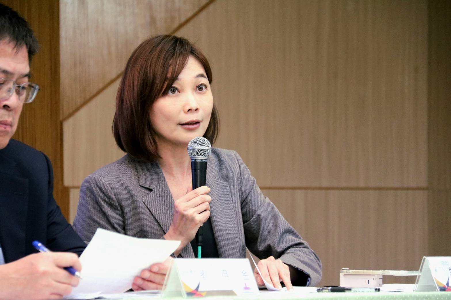 總統府發言人郭雅慧轉述賴清德總統指出建立全社會防衛韌性的3個努力方向。(歐陽夢萍 攝)