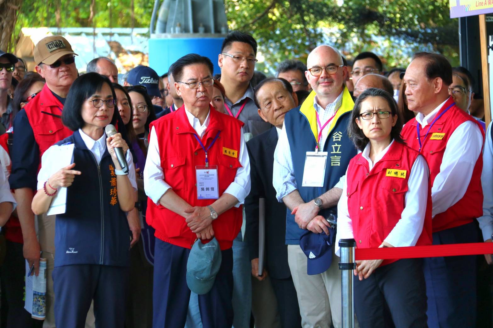 副總統蕭美琴(右二)27日到台南南寧高中視察社會防衛韌性演練，包括AIT處長谷立言(右三)等13國駐台代表均受邀前往觀摩。(歐陽夢萍 攝)